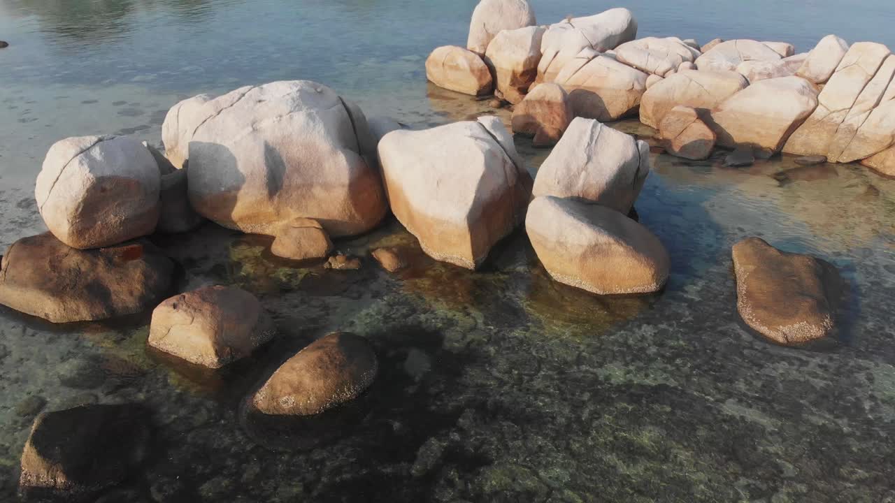 tanjung tinggi 해변의 유명한 대리석 바위 belitung, 공중