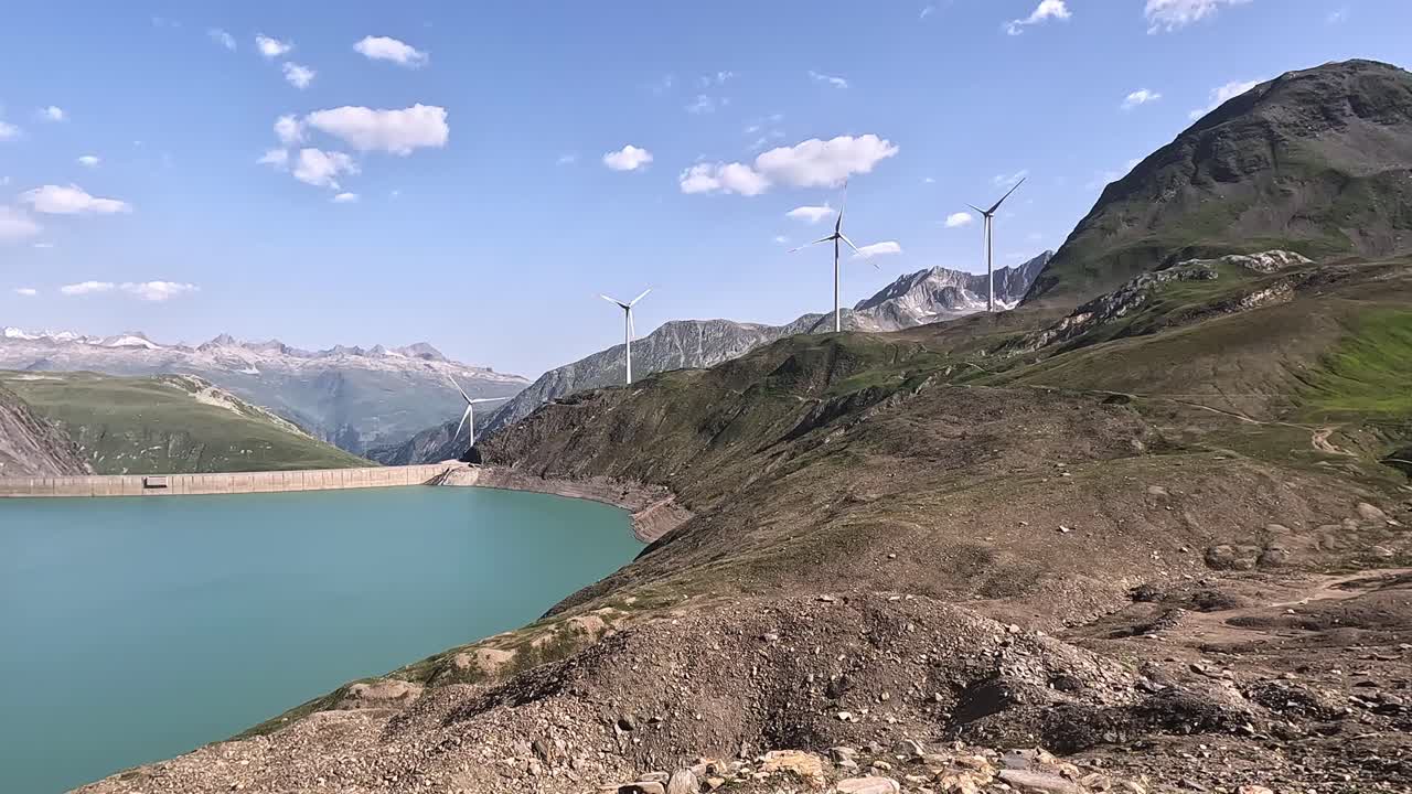 경사 에 풍력 발전소 가 있는 높이 의 산 호수