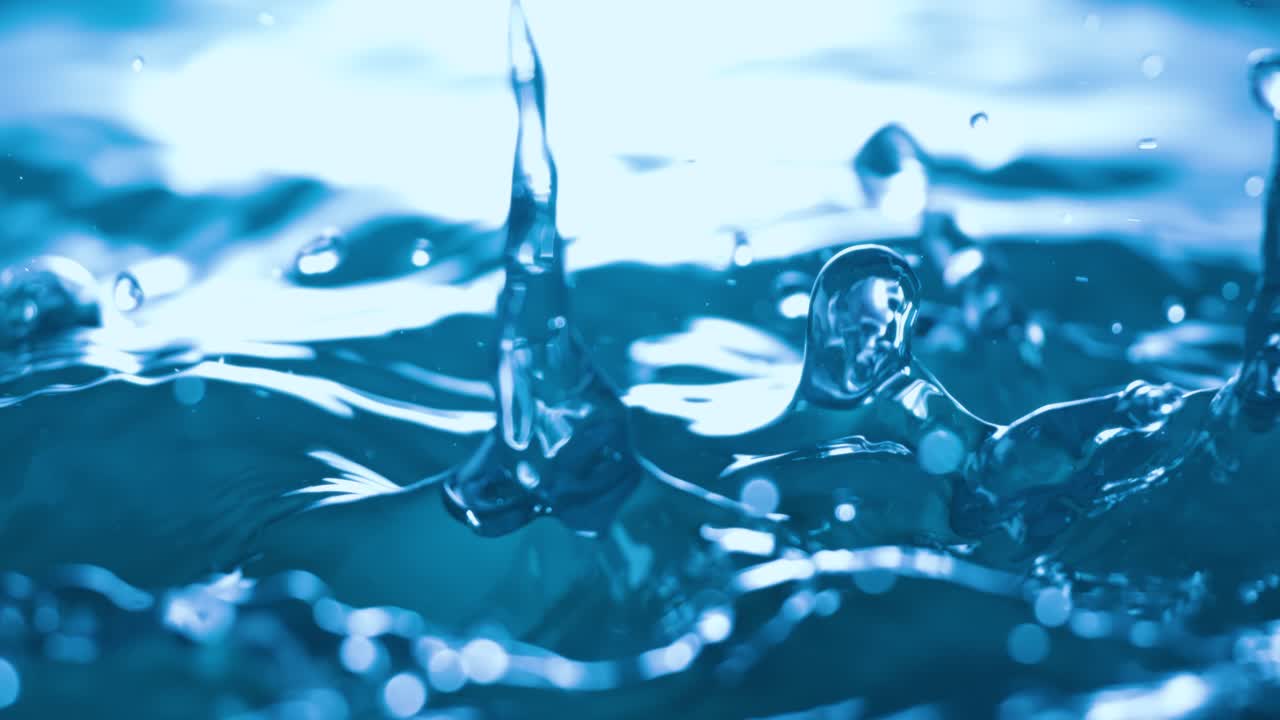 폭우 물방울이 슈퍼 슬로 모션으로 떨어지는 장면을 슈퍼 스로 모션 카메라로 촬영했다.