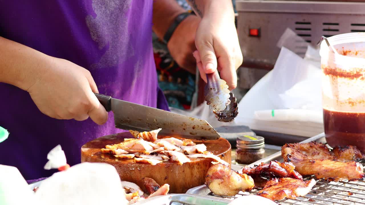 야외에서 고기를 잘라서 제공하는 판매자