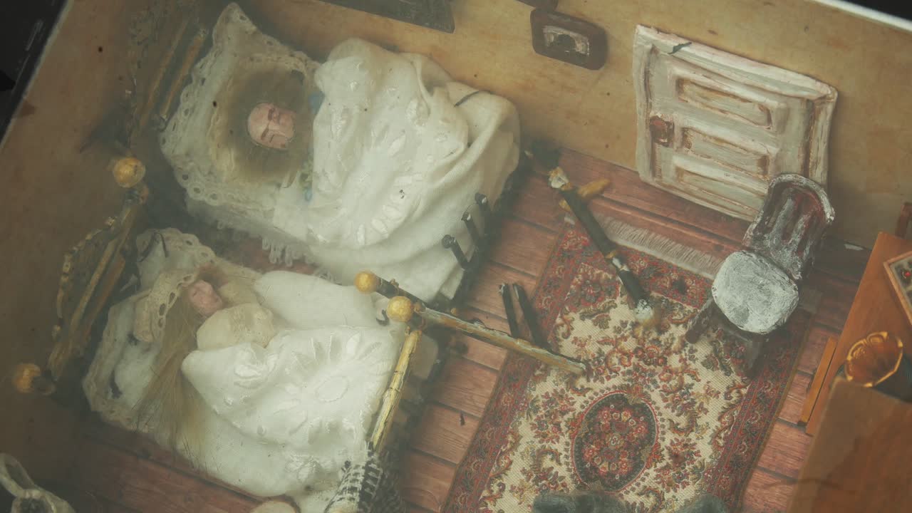 보행자 보도 경로의 포장 도로에서 유리 아래 통합된 잠자는 가족과 함께 축소된 침실