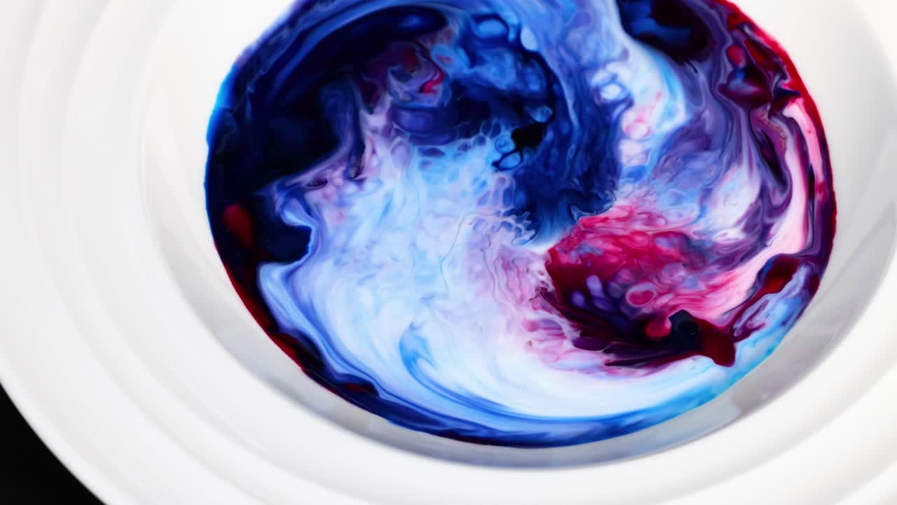 colores vibrantes girando en la leche en un plato