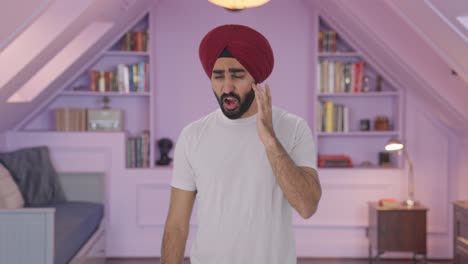 hombre indio sikh enfermo que sufre de dolor de dientes
