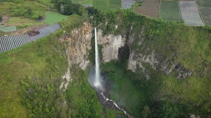 Cascata Sipiso Piso ripresa con DJI Phantom. Questa cascata è una delle principali destinazioni turistiche nei dintorni di Sumatra Settentrionale, Indonesia