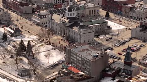 la policía de kingston ontario bloquea las protestas por la libertad con contramanifestantes