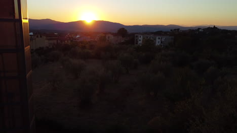 Revelando-Los-Edificios-De-La-Escuela-Secundaria-Reggello-Al-Atardecer