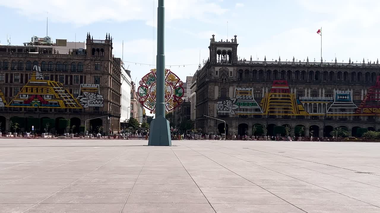 toma lateral en cámara lenta del zócalo de la ciudad de méxico