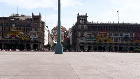 Toma-Lateral-En-Cámara-Lenta-Del-Zócalo-De-La-Ciudad-De-México.