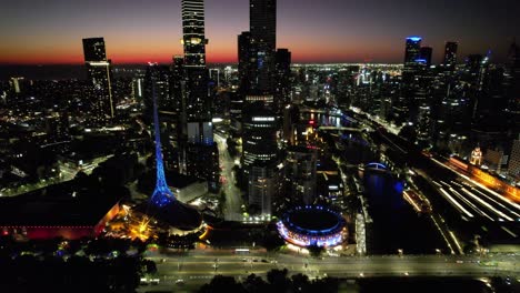 上昇空撮メルボルン芸術地区金色の夕日の街の明かり