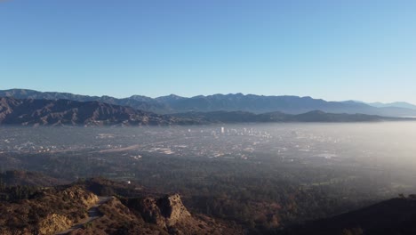 Valle-De-San-Fernando-Y-Ciudad-De-Burbank-Durante-La-Mañana-Brumosa-En-Los-ángeles,-California