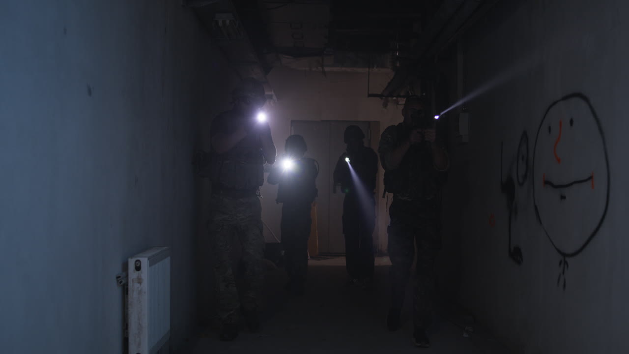 operación militar en un túnel oscuro