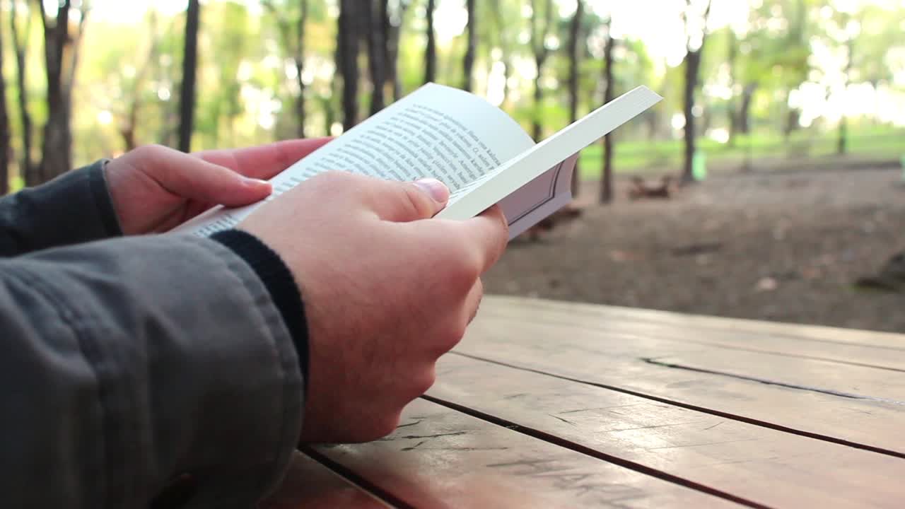 책 을 읽고 있는 사람 의 클로즈업 뷰