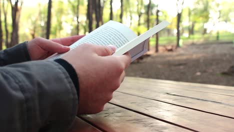 vista de cerca de un hombre que está leyendo un libro