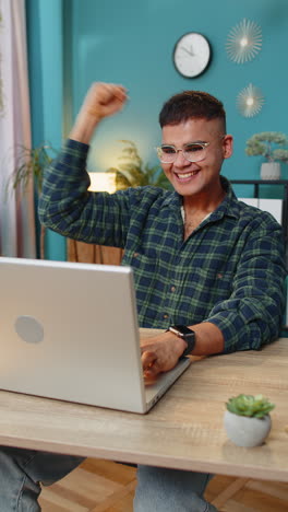 hombre indio muy feliz trabajando en una computadora portátil celebra el éxito gana dinero en la lotería consigue buenas noticias en línea