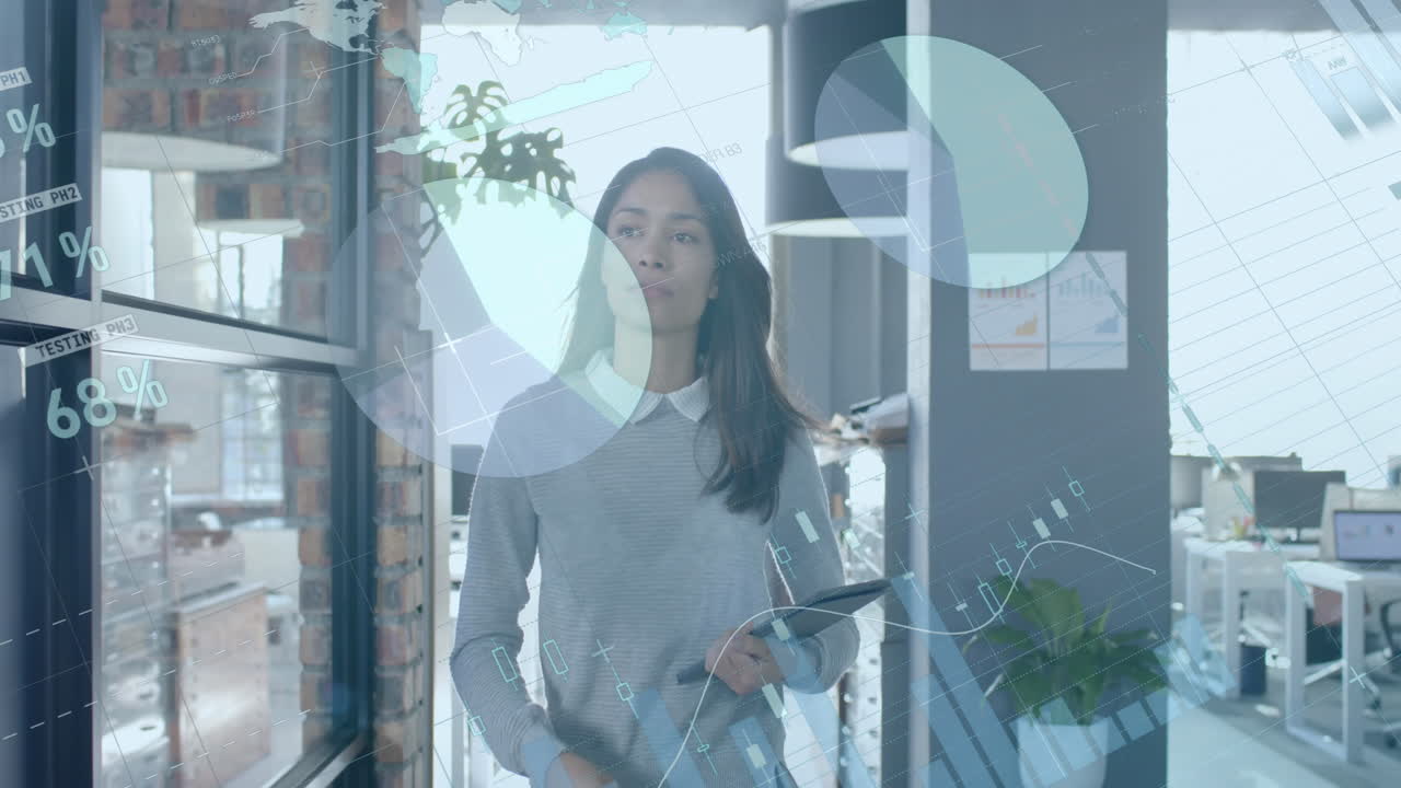 사무실에서 걸어다니는 태블릿을 가진 두 인종의 캐주얼 사업가 여성에 대한 인터페이스 데이터 처리