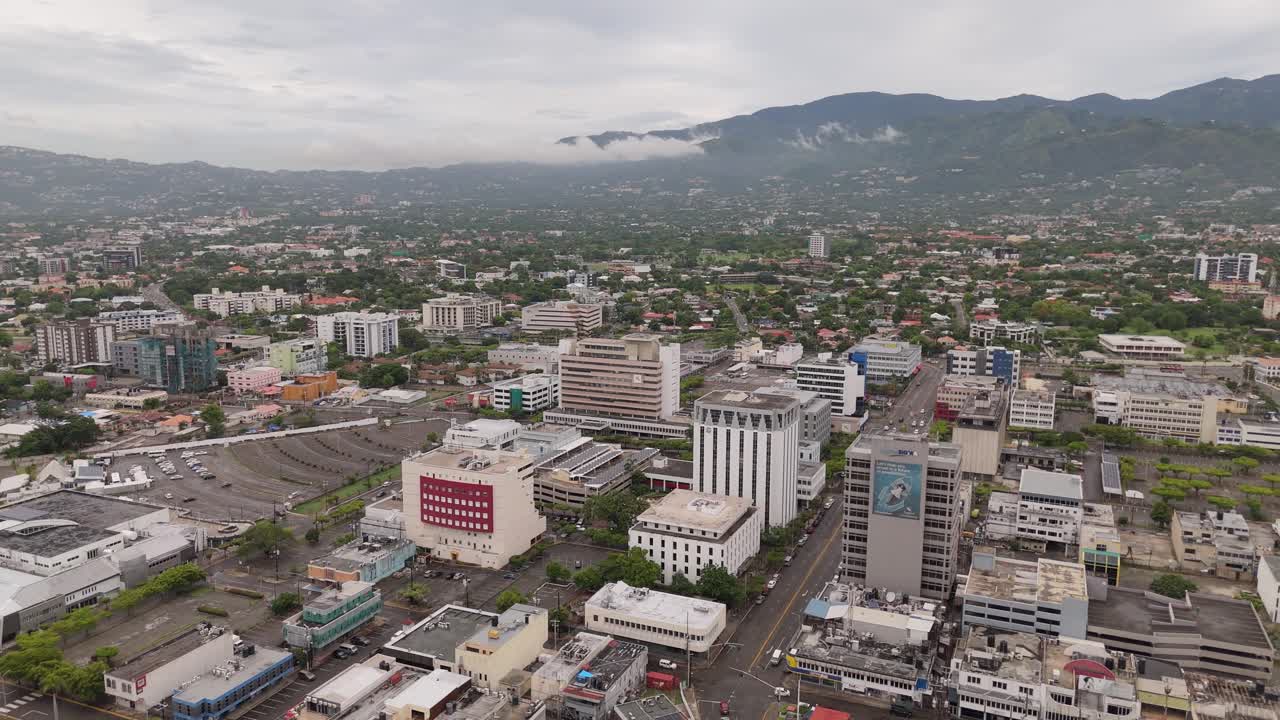 Ripresa aerea con panoramica verso destra di Kingston, Giamaica