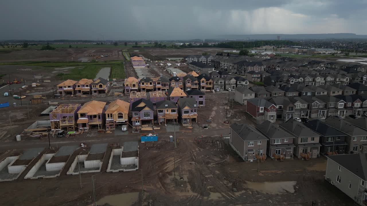 비가 오는 날 밀턴에 있는 건설 현장 건물의 앞쪽  ⁇