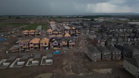 Toma-Delantera-De-Un-Sitio-De-Construcción-Edificios-Casas-En-Milton-En-Un-Día-Lluvioso