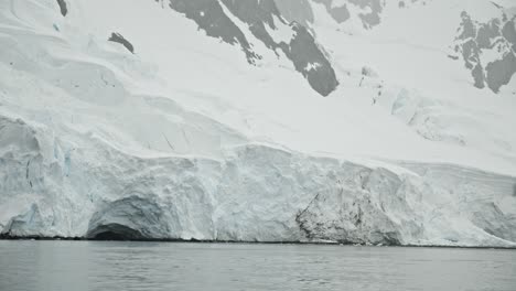 Gran-Agujero-En-El-Glaciar-De-La-Antártida
