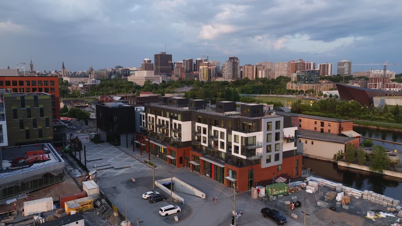 drone disparó panorámica a la izquierda a través del sitio de construcción en el centro de ottawa