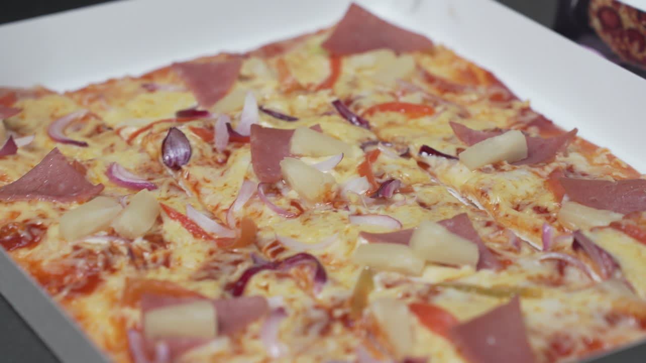 Pizza hawaiana in una bancarella di cibo in un mercato