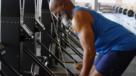 homem sênior trabalhando no estúdio de fitness 4k