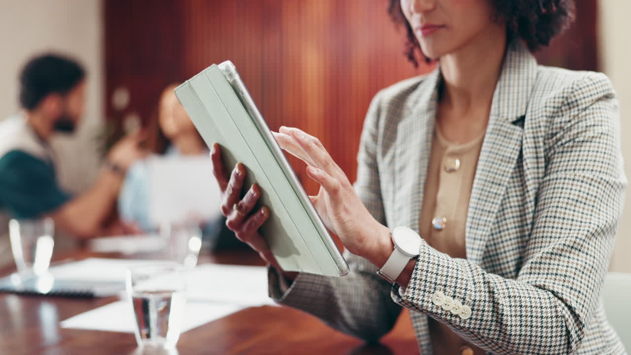 mujer de negocios usando tableta en una conferencia