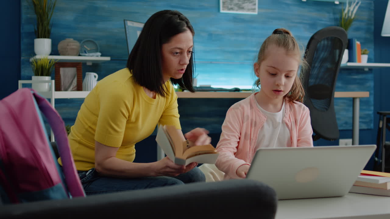 Mor og skolejente leser bok og gjør lekser sammen