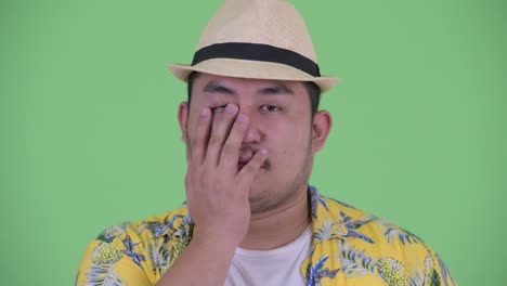 joven, guapo y gordo turista asiático