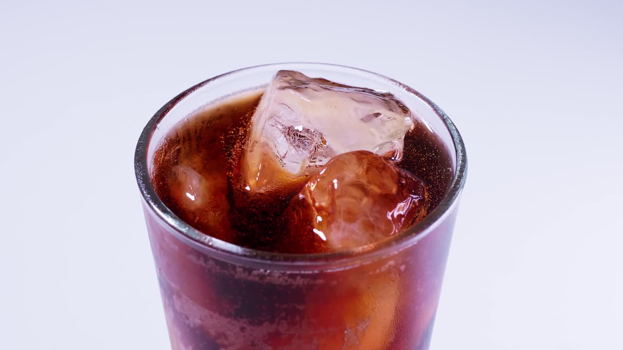 코카콜라는 병에서 유리에 부어