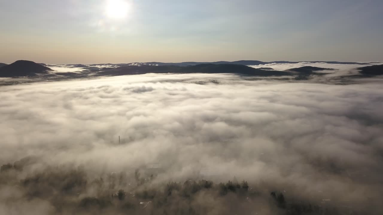 스웨덴 järvsö 마을의 아침 안개