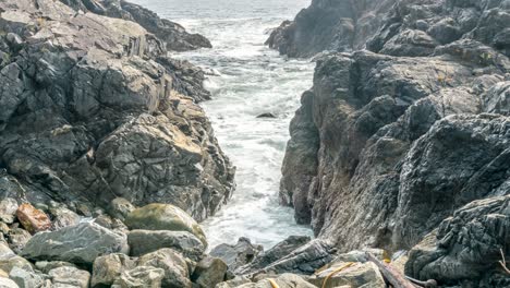 Zeitraffer-Von-Wellen,-Die-Durch-Einen-Felsentunnel-In-Ucluelet,-BC,-Krachen