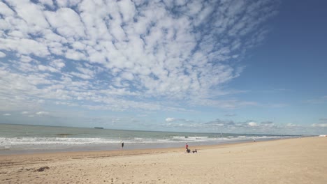 Panoramablick-Auf-Die-Küste-Und-Den-Breiten,-Fast-Menschenleeren-Sandstrand