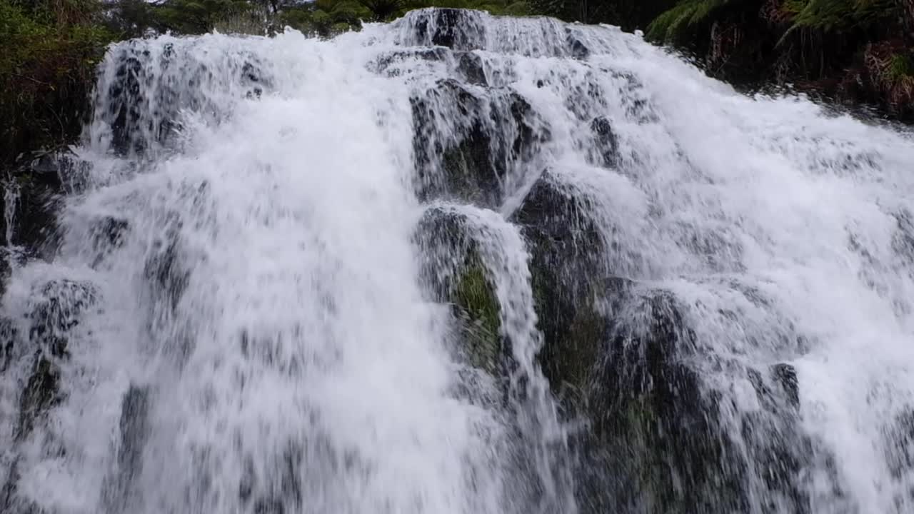 cerca de las hermosas cataratas de owharoa en el desfiladero de karangahake, waikino, nueva zelanda aotearoa