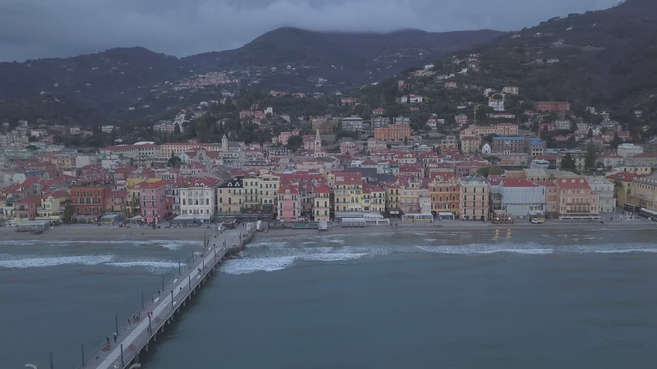 Veduta aerea della città di Alassio sul Mediterraneo in Liguria, Italia.
