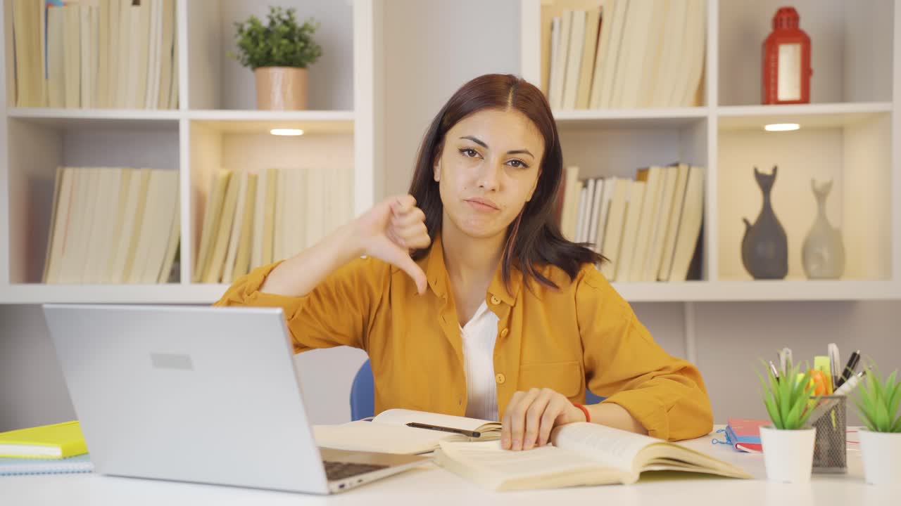 estudiante mirando a la cámara con un gesto negativo y negativo.