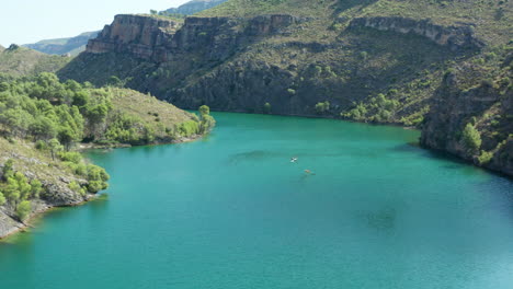 Los-Kayakistas-Disfrutan-De-Un-Día-En-El-Lago-De-Bolarque-España