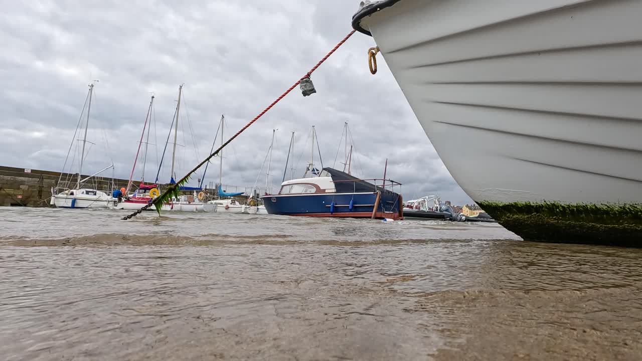 배 와 부드러운 파도 와 함께 구름 이 많은 날