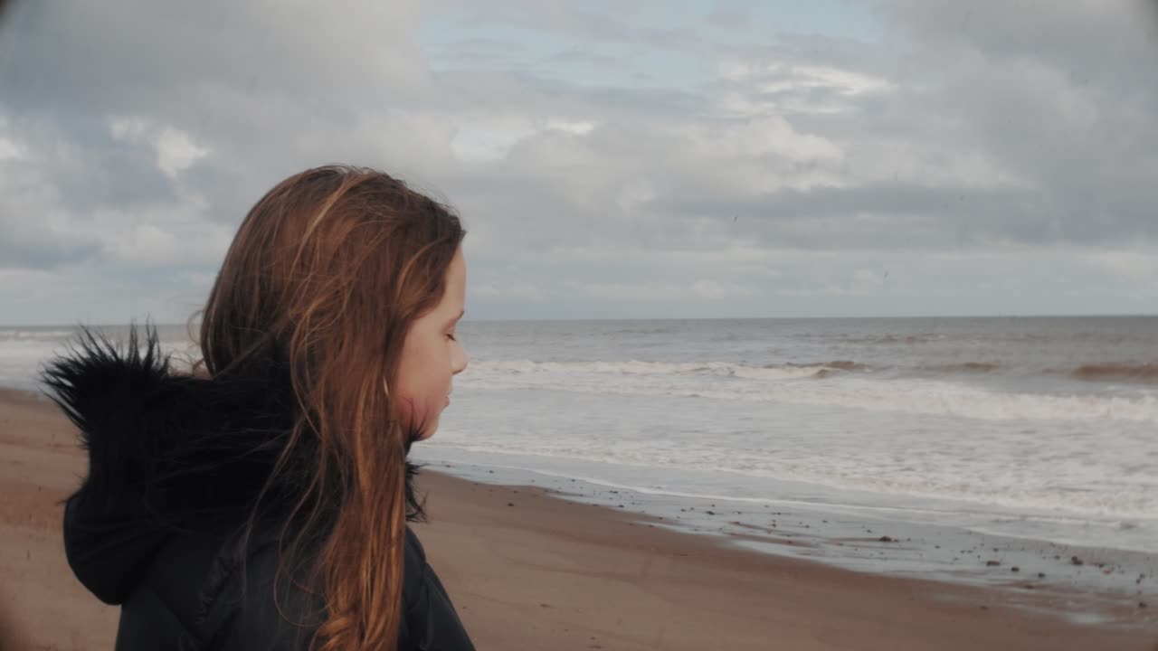 niño deprimido se siente solo mira hacia el mar