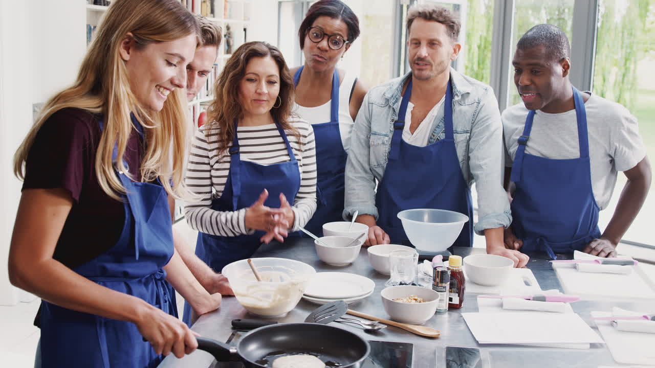 성인 학생 들 이 지켜보는 것 처럼 요리 수업 에서 주방 에 플래트브레드 를 만드는 여자 학생