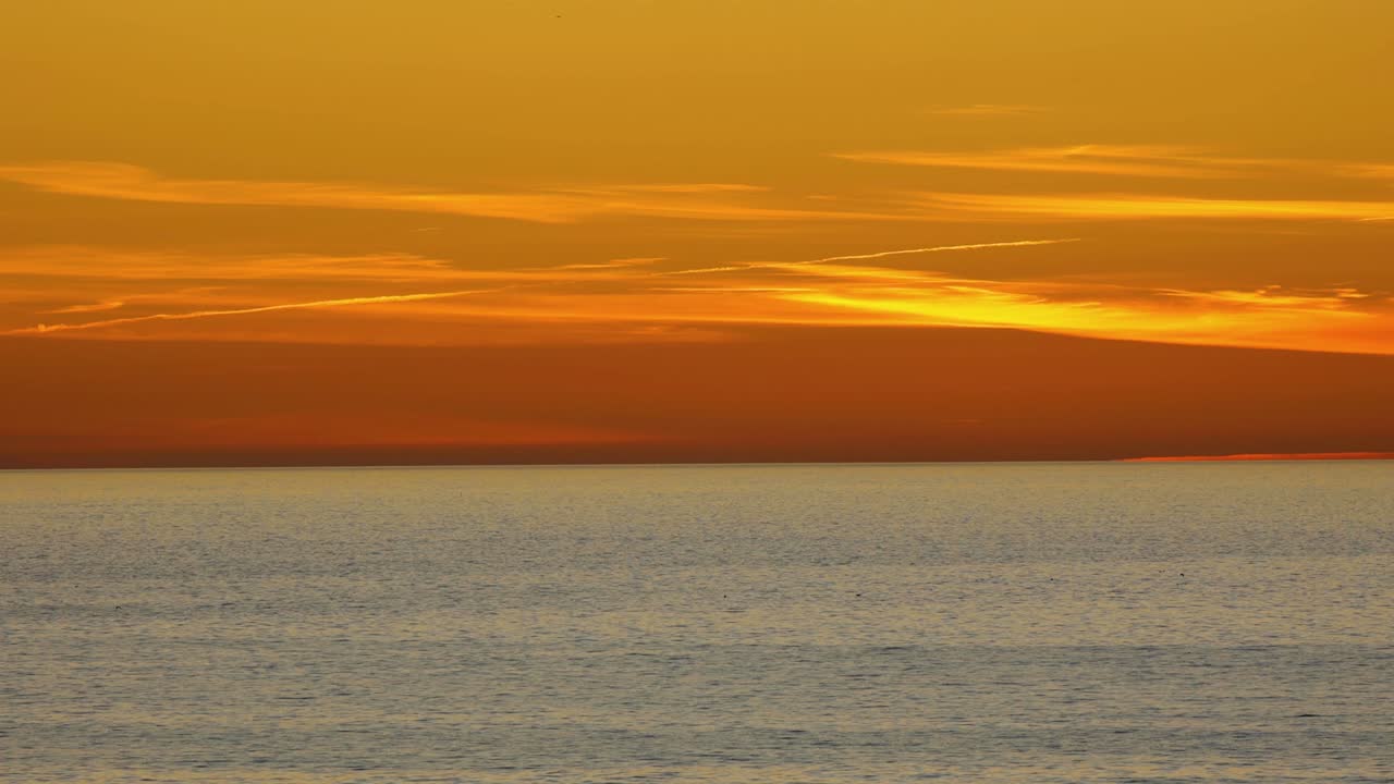 오렌지 하늘과 일몰의 장엄한 timelapse