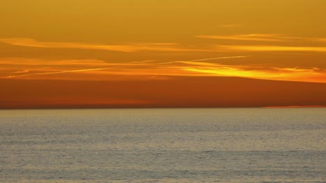 Timelapse-Majestuoso-De-La-Puesta-Del-Sol-Con-El-Cielo-Anaranjado