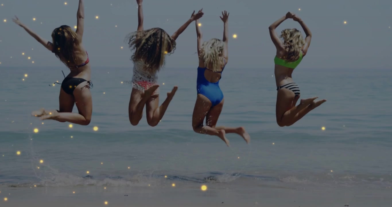 Quattro donne che spostano il peso, corrono tra le onde, saltano, con una sovrapposizione dorata che accentua il salto per una pubblicità di viaggi