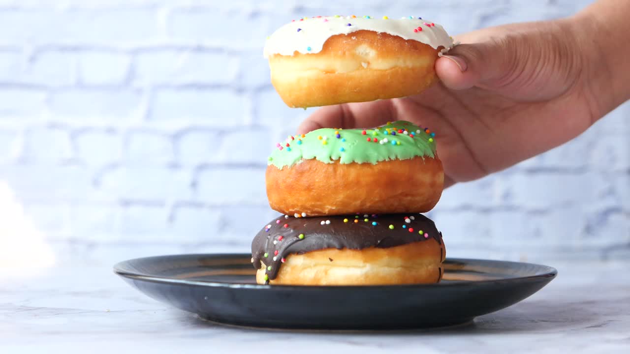 접시 위에 쌓인 도