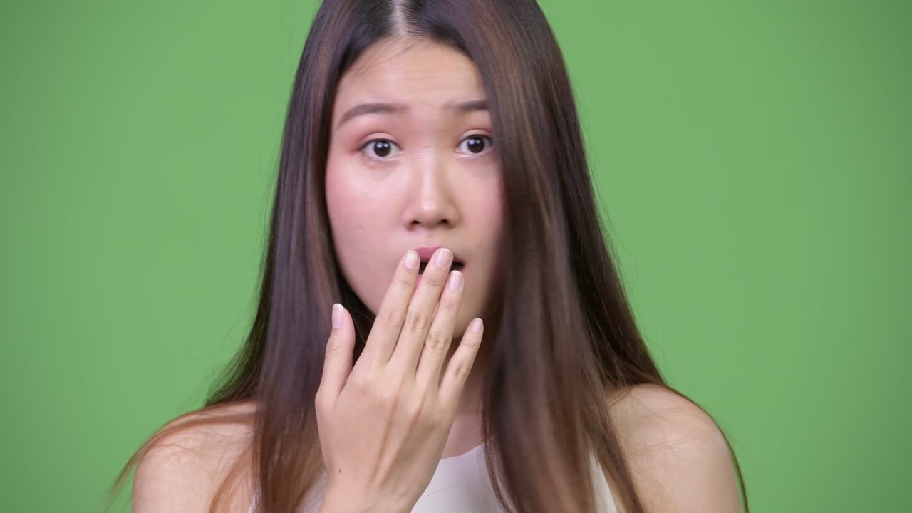 젊은 아름다운 아시아 사업가 여성이 충격을 받고 있습니다.