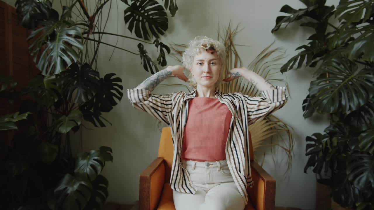 chica bailando vogue en una habitación con plantas verdes