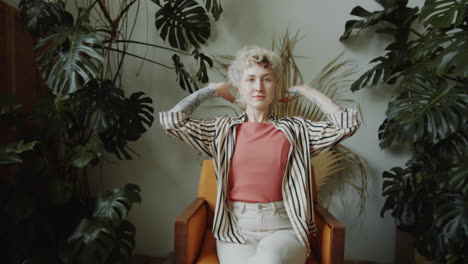chica bailando vogue en una habitación con plantas verdes
