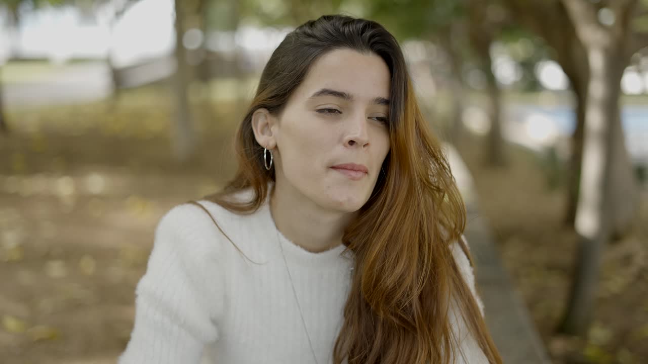 mujer sentada en un parque