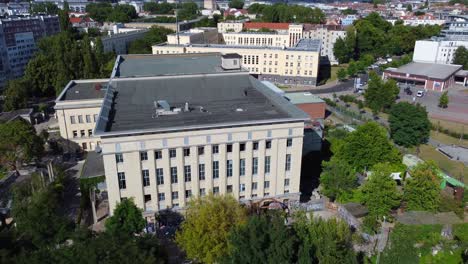 Arquitectura-Edificio-De-Cuatro-Pisos-Mantecoso-Suave-Vista-Aérea-Pedestal-De-Vuelo-Hacia-Abajo-Volar-Hacia-Atrás-Imágenes-De-Drones-En-El-Club-Berghain-Berlín-Friedrichshain-Verano-De-2022