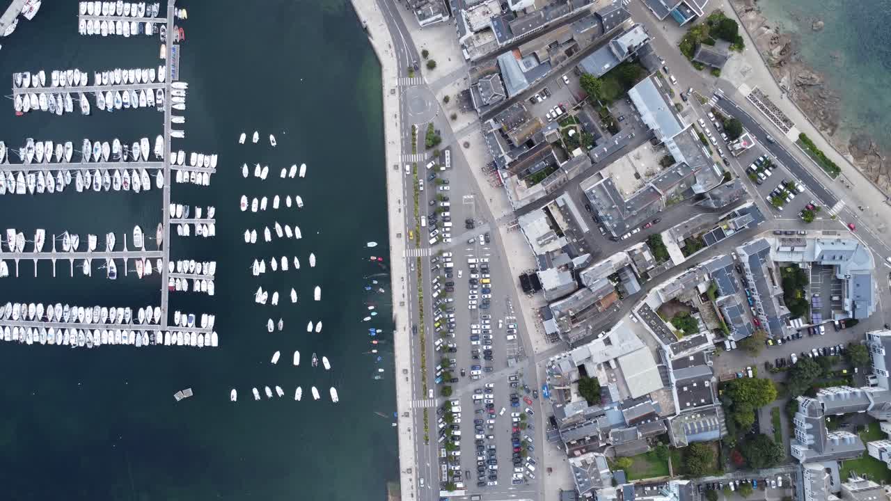 브리타니의 콩카르노 항구, 위에서 촬영한 드론샷, 화창한 날씨